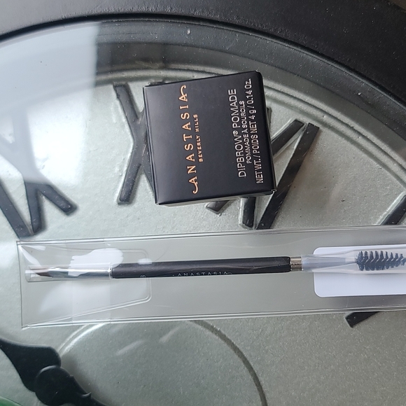 Anastasia Beverly Hills Other - Anastasia Beverly Hills Dipbrow Pomade and Brush 7B
